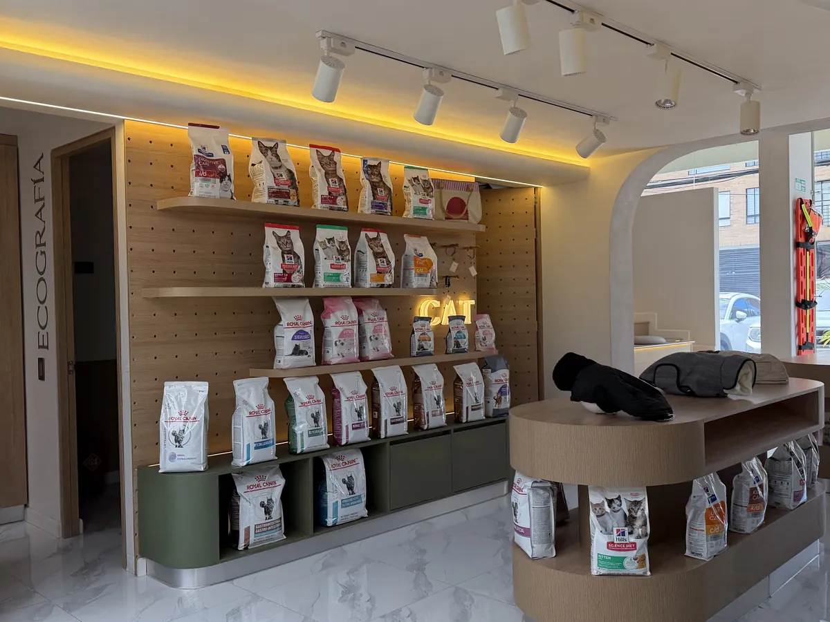 Tienda de MÜVA con estanterías de alimento iluminadas y exhibidores de madera