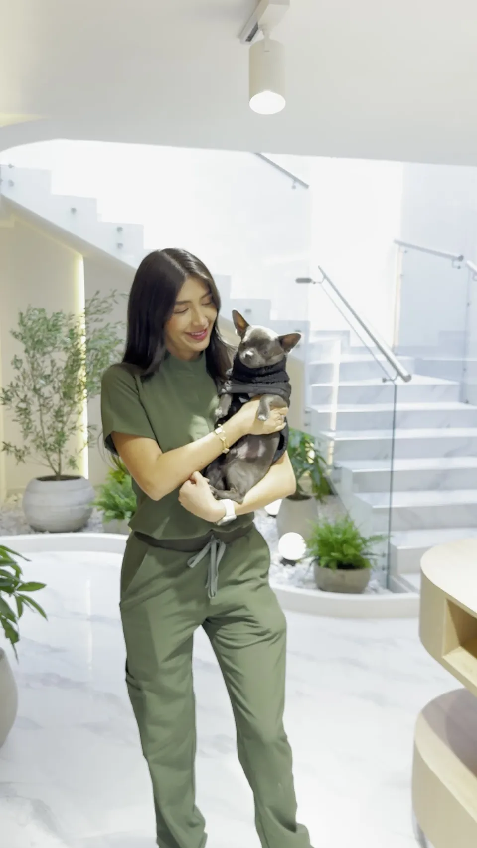 Integrante del equipo de MÜVA con un perro en brazos