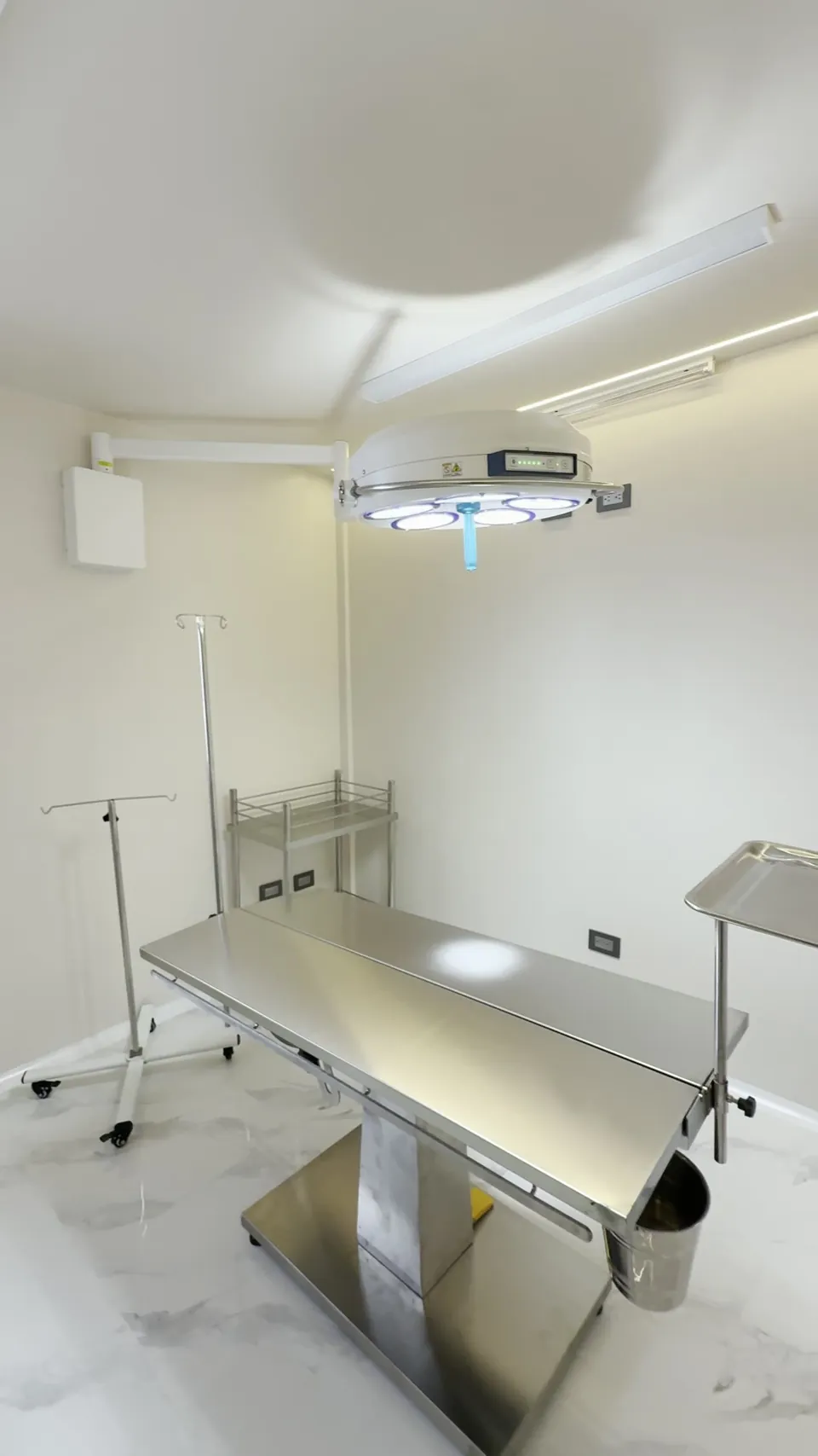 Quirófano de MÜVA con mesa y lámpara de procedimientos